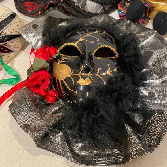 VTG Y2K Mardi Gras 6 PC Lot Masquerade Masks & Harlequin Pierrot Jester Dolls - Picture 11 of 14